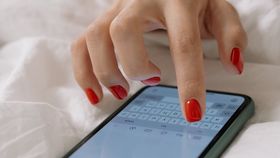 Tinerii generației „dă un mesaj”. Experții spun că multe persoane nu mai vor să vorbească la telefon: „Ne e cumva teamă să spunem ce avem de zis”